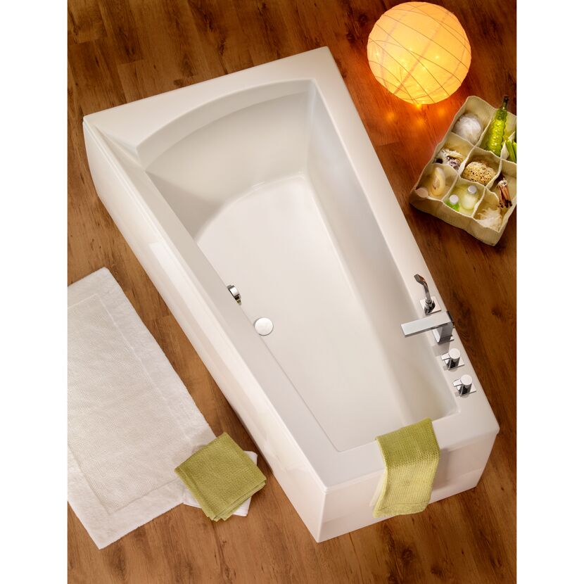 Badewanne Galia I B, weiß, mit Handtüchern und Deko