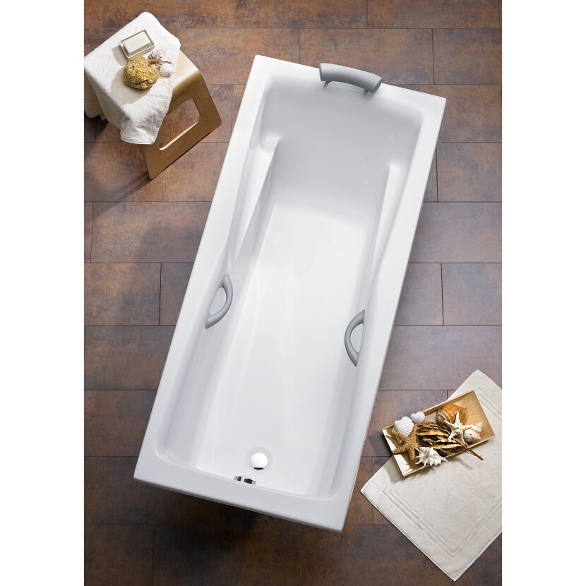 Weiße Badewanne mit Haltegriffen.