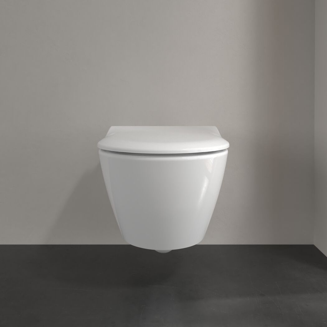 Hängendes, weißes WC mit geschlossenem Deckel.