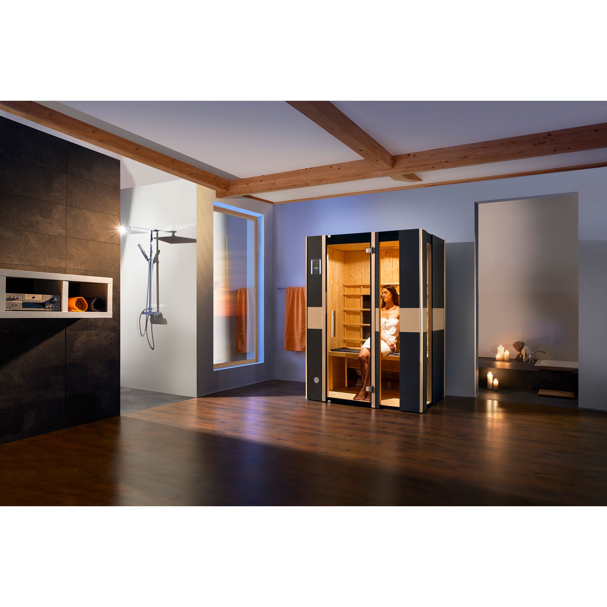 Person sitzt in einer Infrarotkabine.