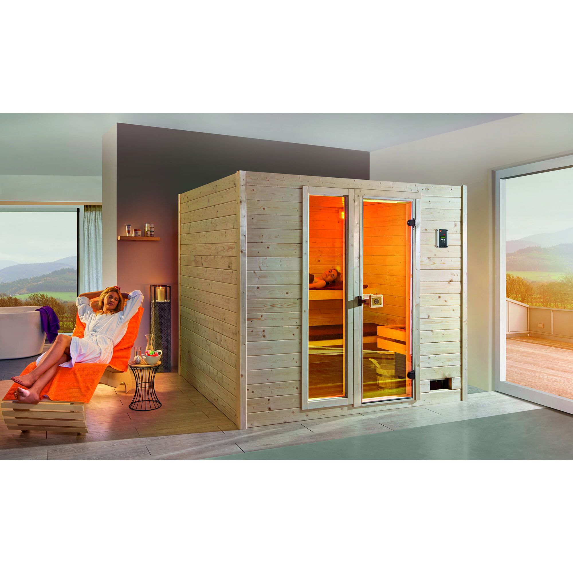 Person entspannt sich neben Sauna VALIDA 4 GTF