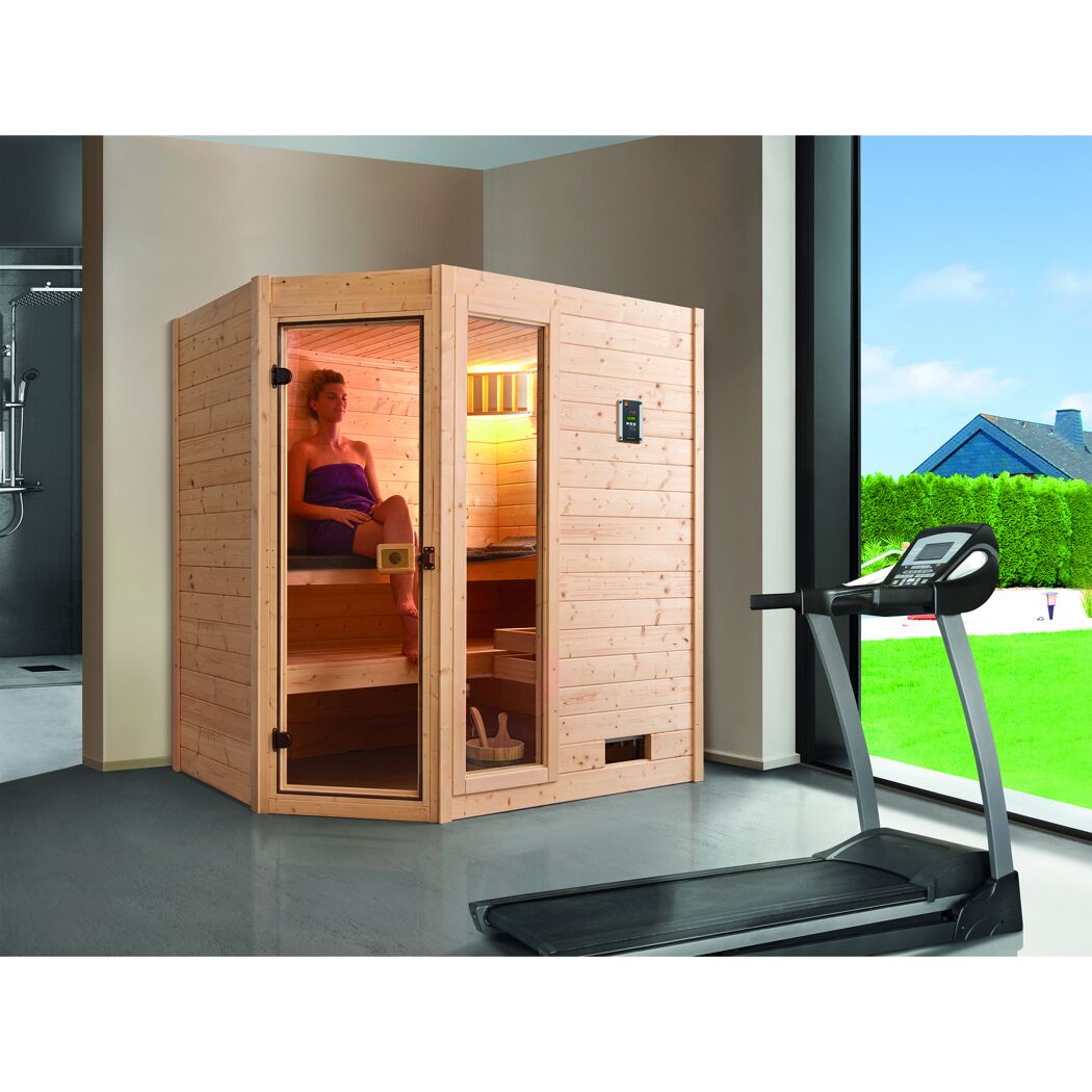 Eck-Sauna aus Holz mit geöffneter Tür, eine Person sitzt darin.