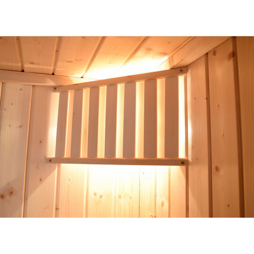 Holzlatten an der Wand einer Sauna