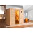 Person entspannt in einer Sauna aus Holz.