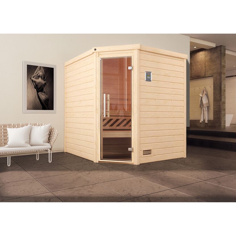 Eck-Sauna aus hellem Holz mit Glastür.
