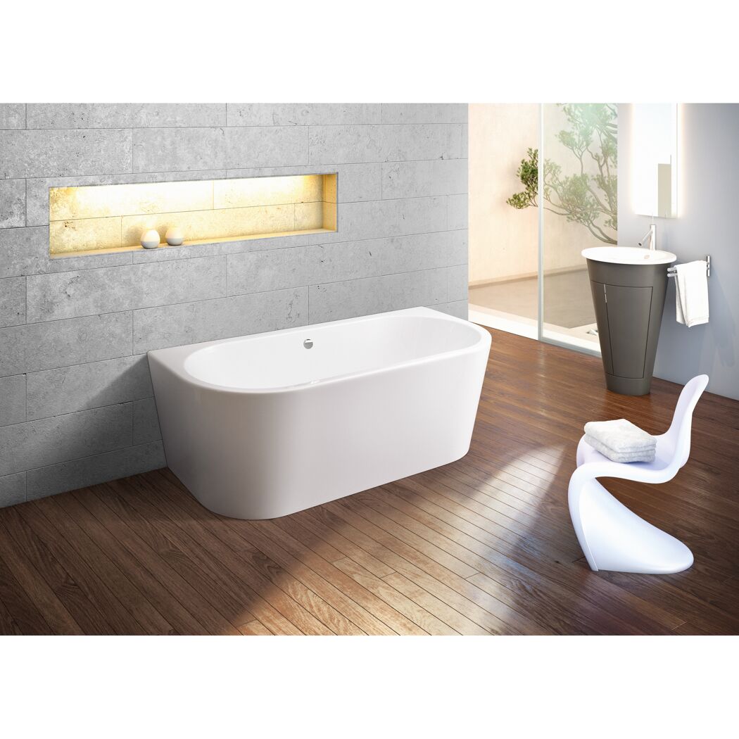 Weiße Badewanne Modena XS in einem modernen Badezimmer.