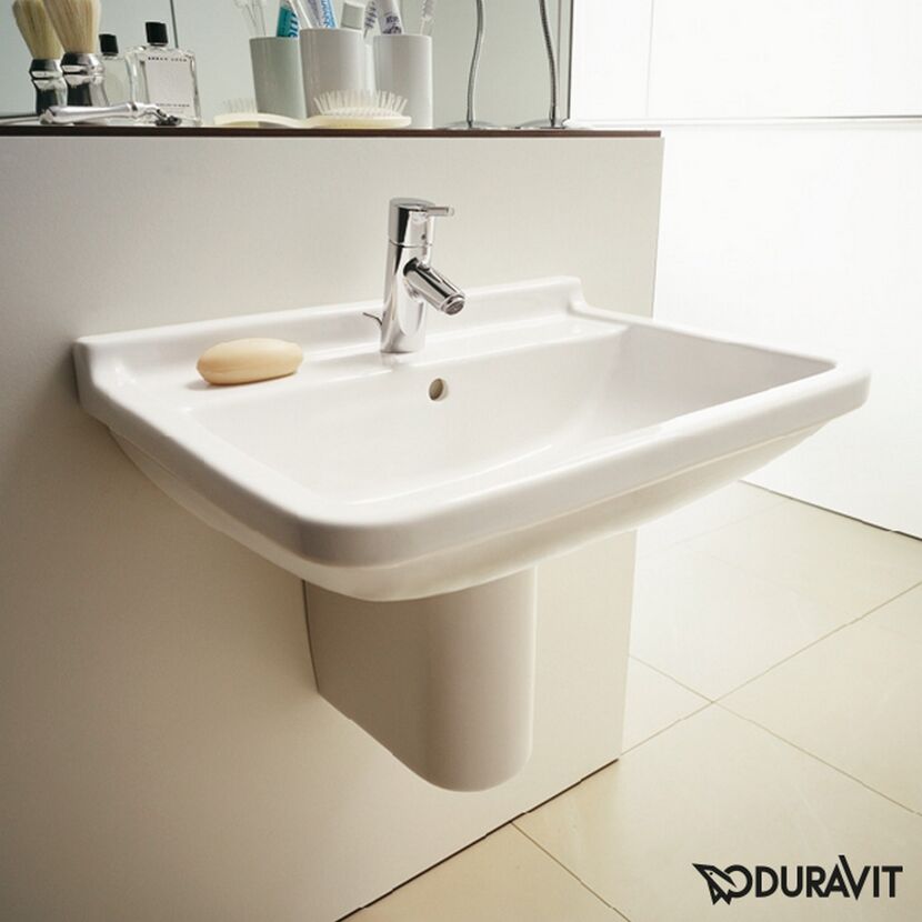 Duravit Starck 3 Waschtisch, 60 cm breit, mit Seife und Wasserhahn.