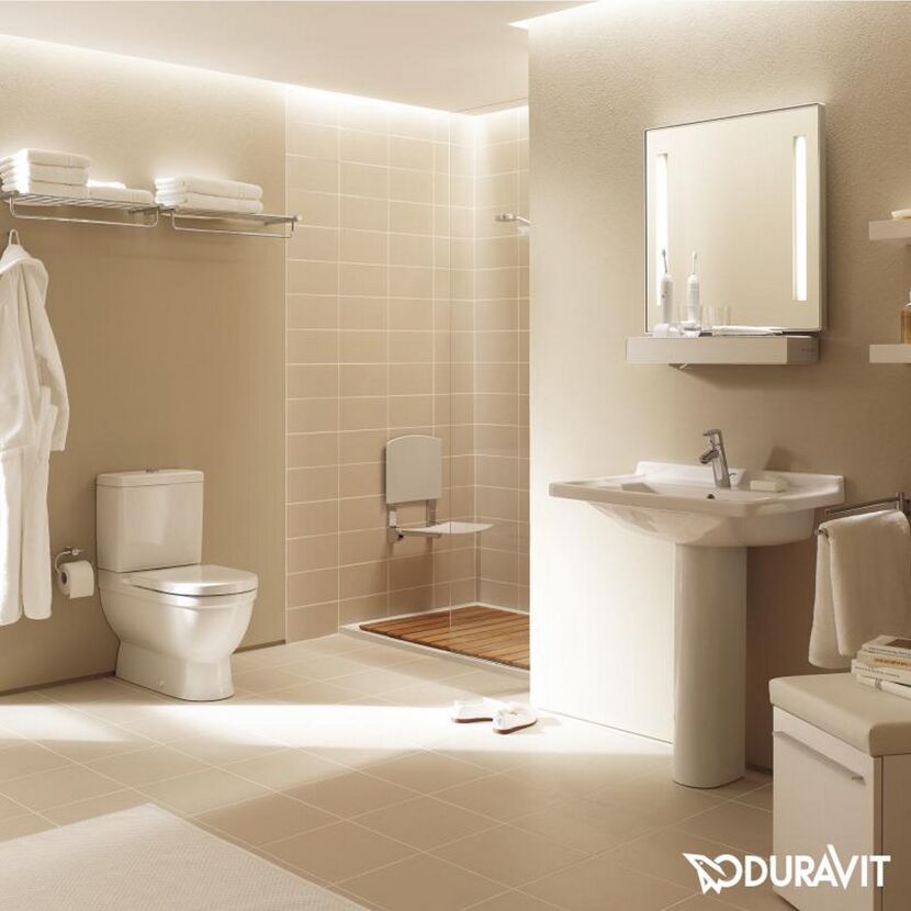Duravit Starck 3 Bad mit Waschtisch, Toilette und Dusche.