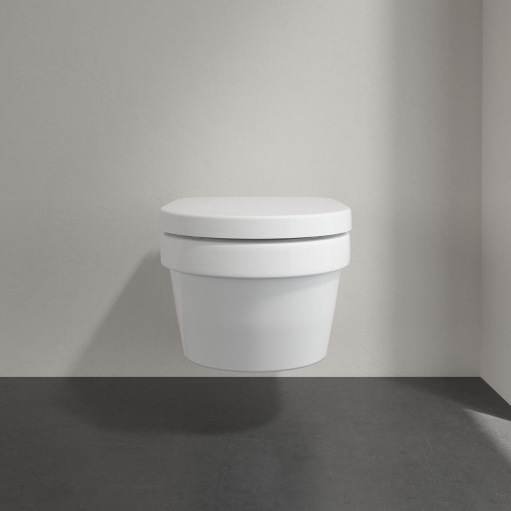 Hängendes WC in Weiß mit geschlossenem Deckel