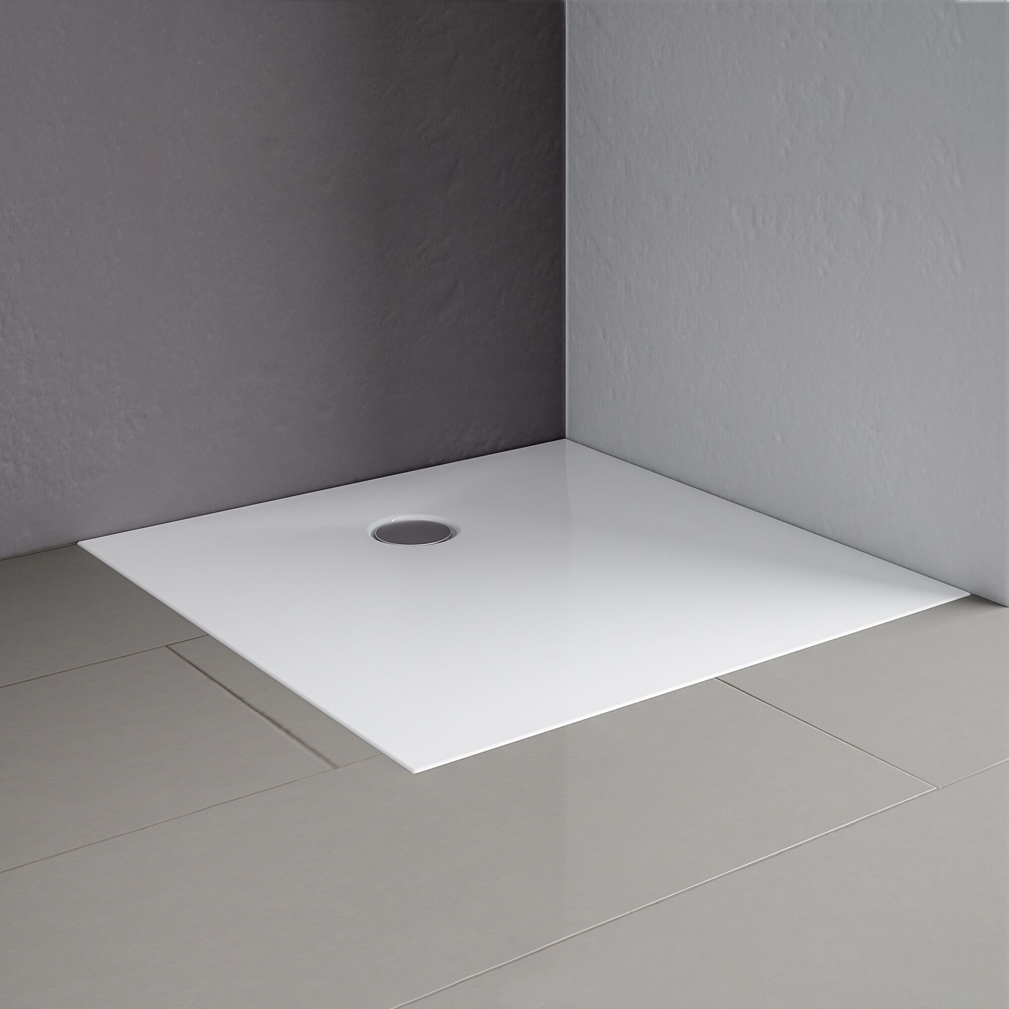 Eckige, weiße Duschwanne auf grauem Fliesenboden.