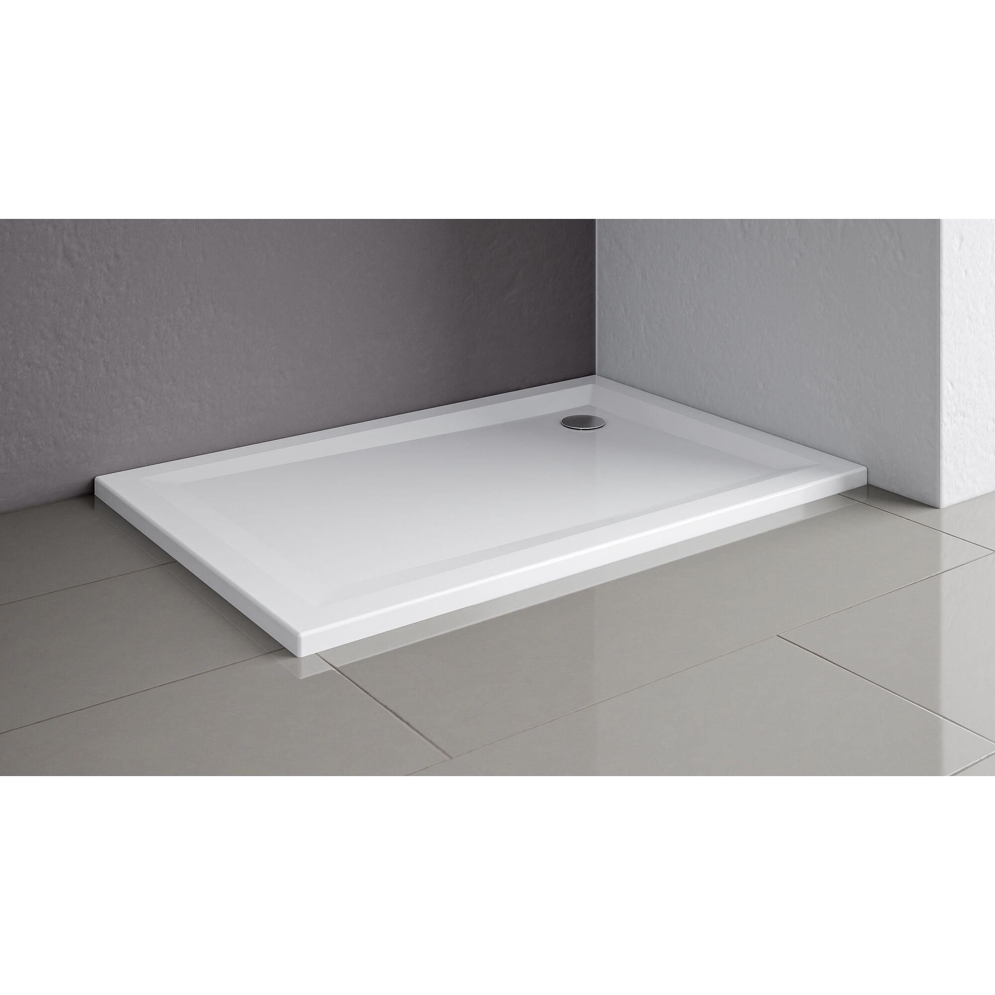 Weiße Duschwanne auf grauem Fliesenboden.