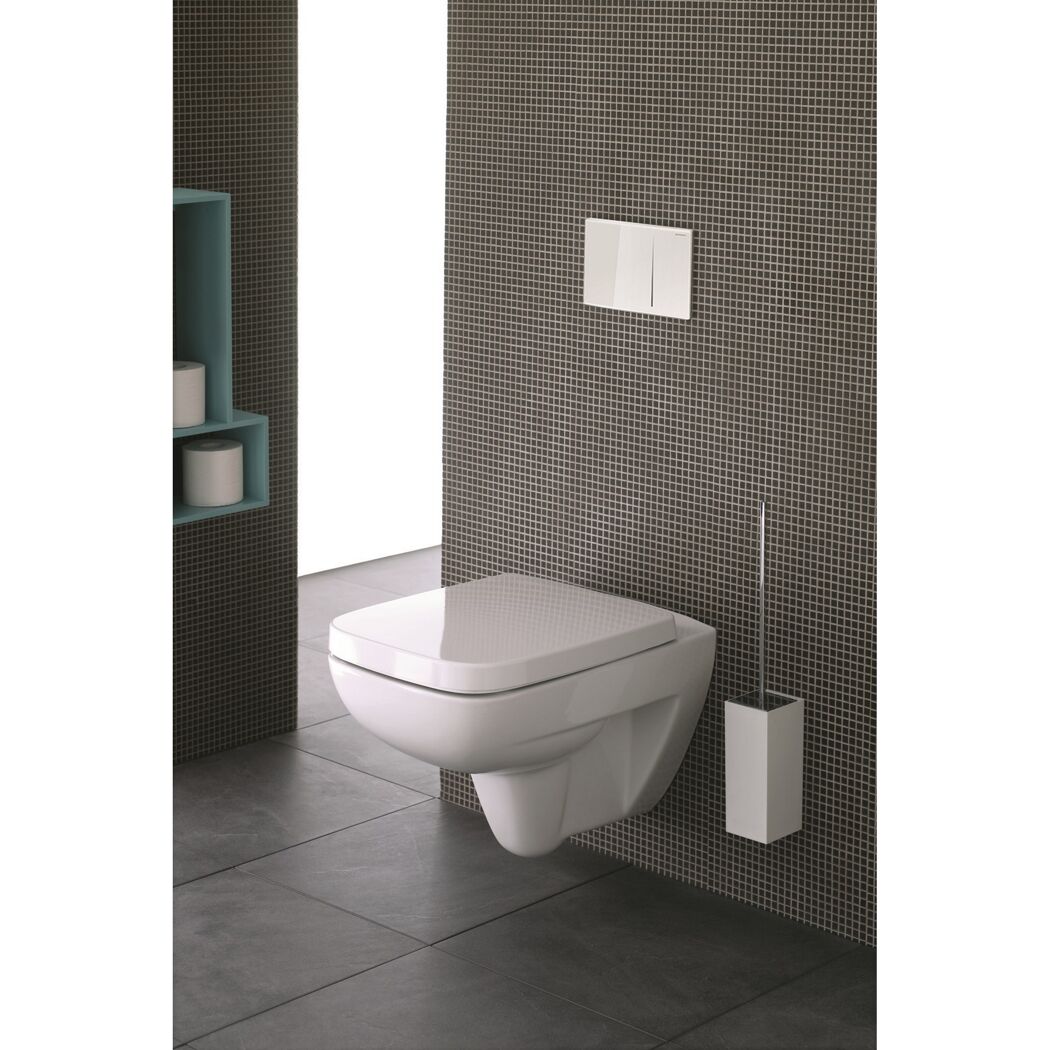 Hängendes WC mit WC-Bürste und Toilettenpapier.