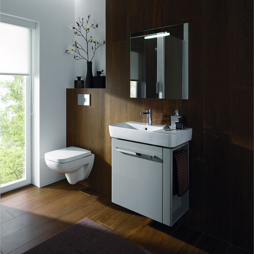 Modernes Badezimmer mit wandhängendem WC und Waschbecken