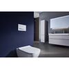 Modernes WC in einem Badezimmer mit dunkelblauer Wand