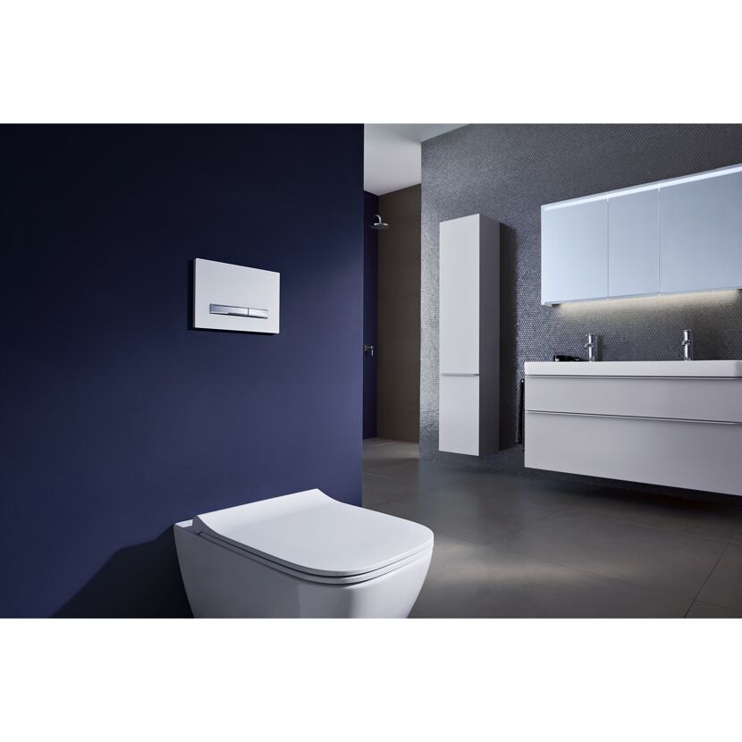 Modernes WC in einem Badezimmer mit dunkelblauer Wand