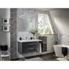 Modernes Badezimmer mit grauen Badmöbeln und weißer Badewanne.