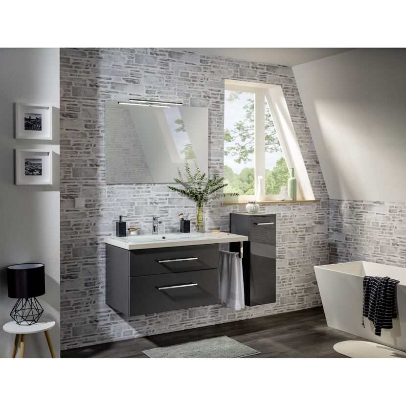 Modernes Badezimmer mit grauen Badmöbeln und weißer Badewanne.