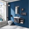 Modernes Badezimmer mit wandhängendem WC und Waschbecken