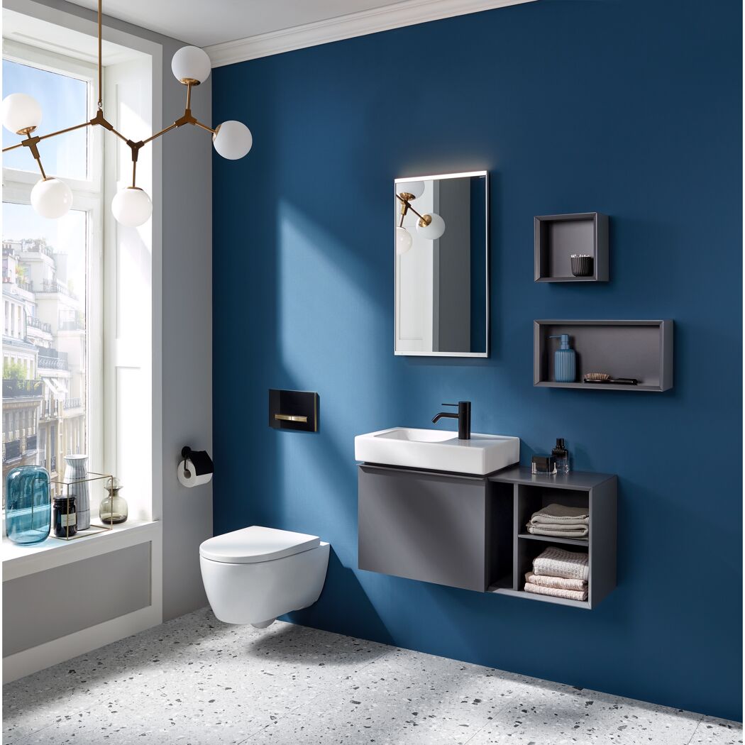Modernes Badezimmer mit wandhängendem WC und Waschbecken