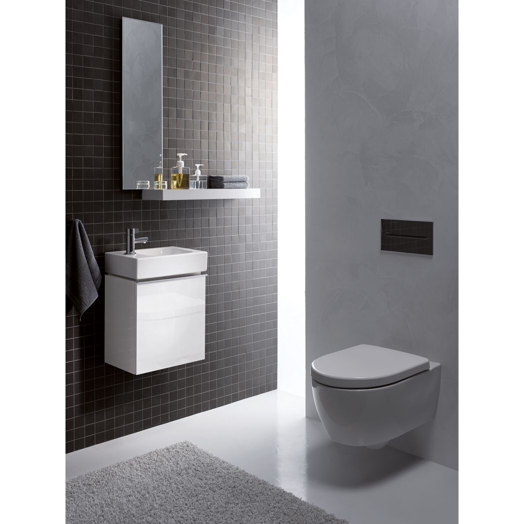 Modernes Badezimmer mit wandhängendem WC und Waschbecken