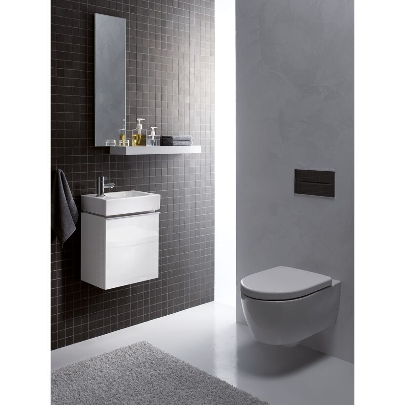 Modernes Badezimmer mit wandhängendem WC und Waschbecken