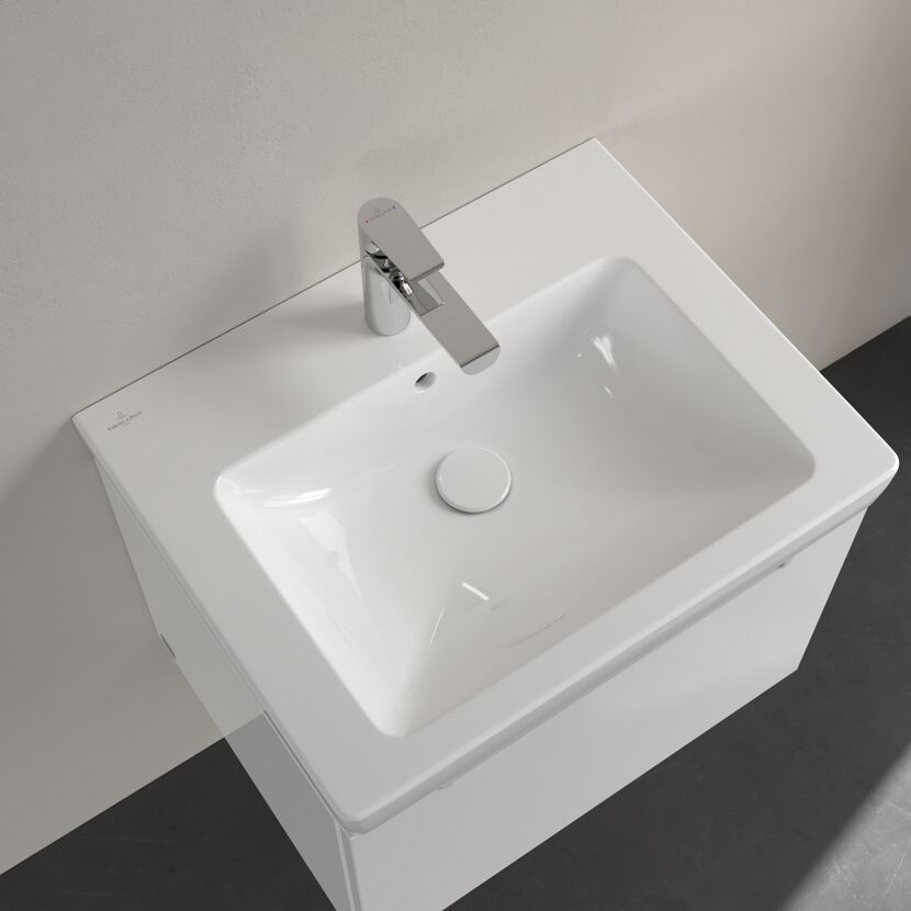Weißes Waschbecken mit Wasserhahn.