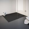 Schwarze Duschwanne mit Ablauf und Handtüchern