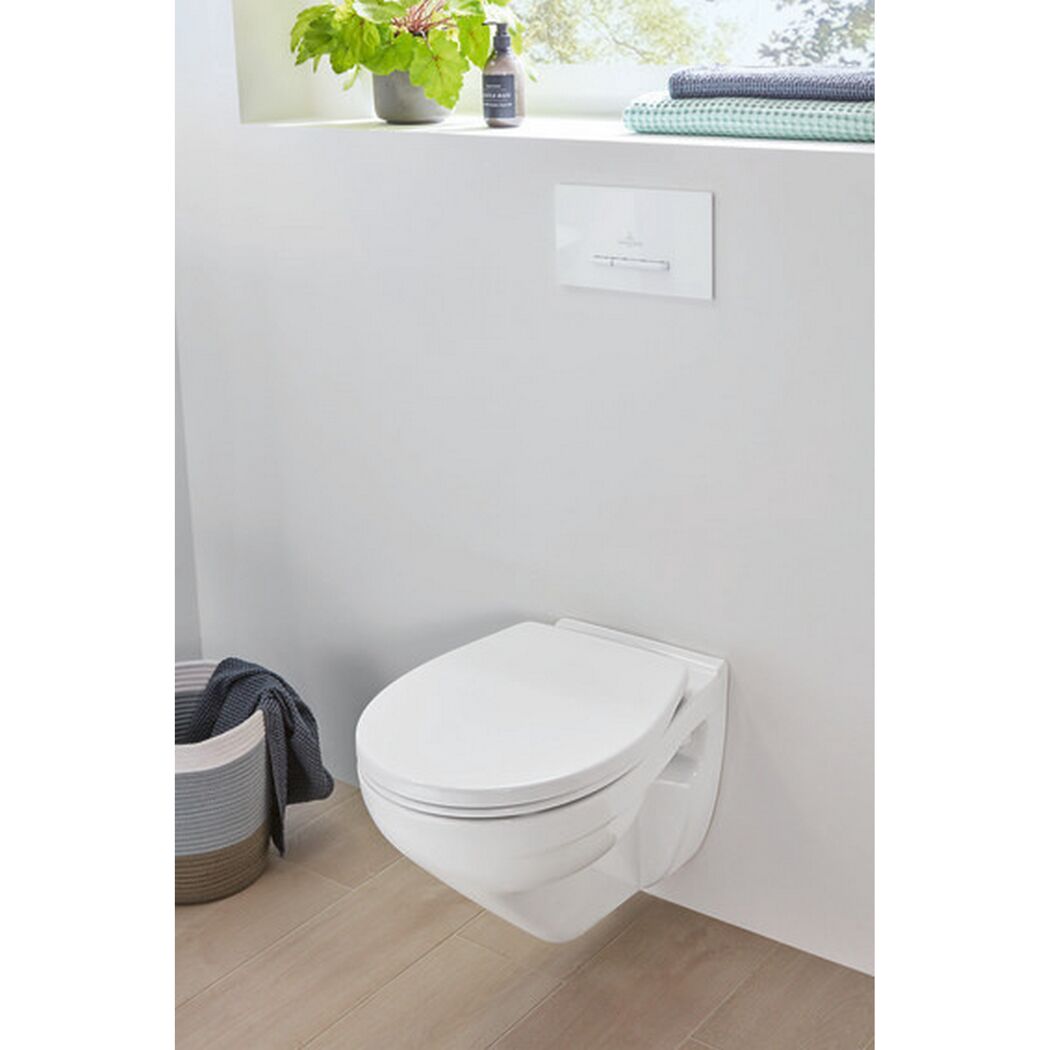 Hängendes WC in Weiß mit geschlossenem WC-Sitz