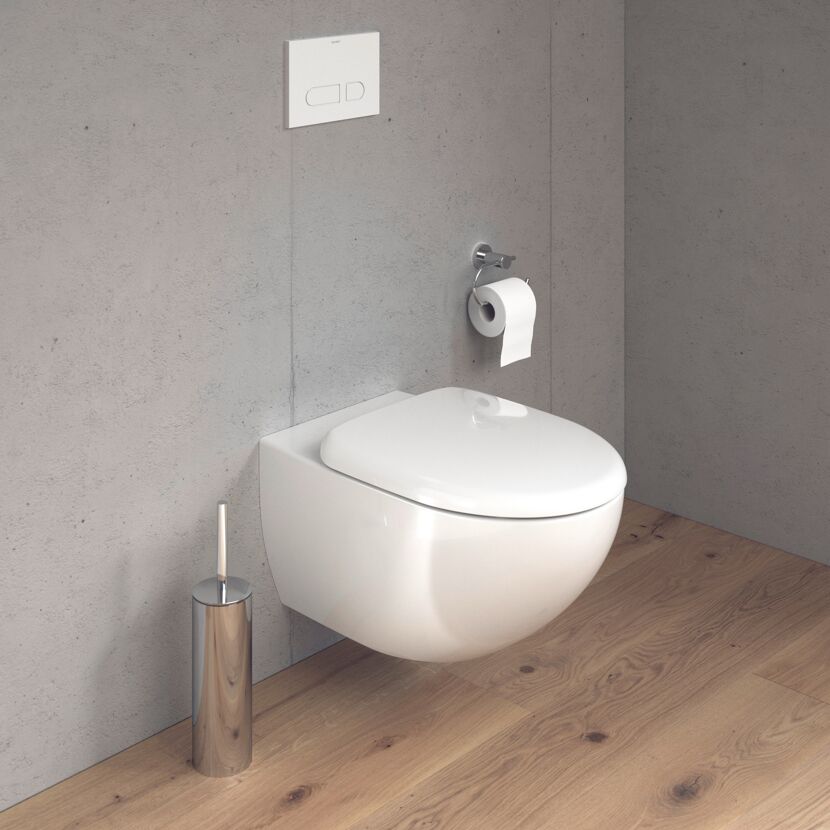 Hängendes WC mit Toilettenpapier und Toilettenbürste