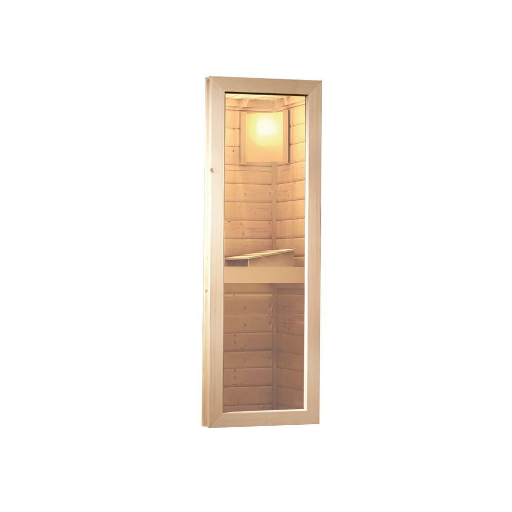 Blick in eine Sauna aus hellem Holz.