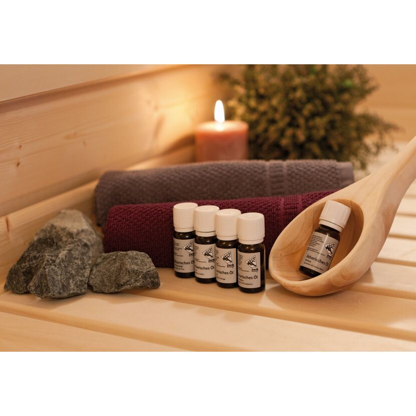 Ätherische Öle und Schöpfkelle in einer Sauna