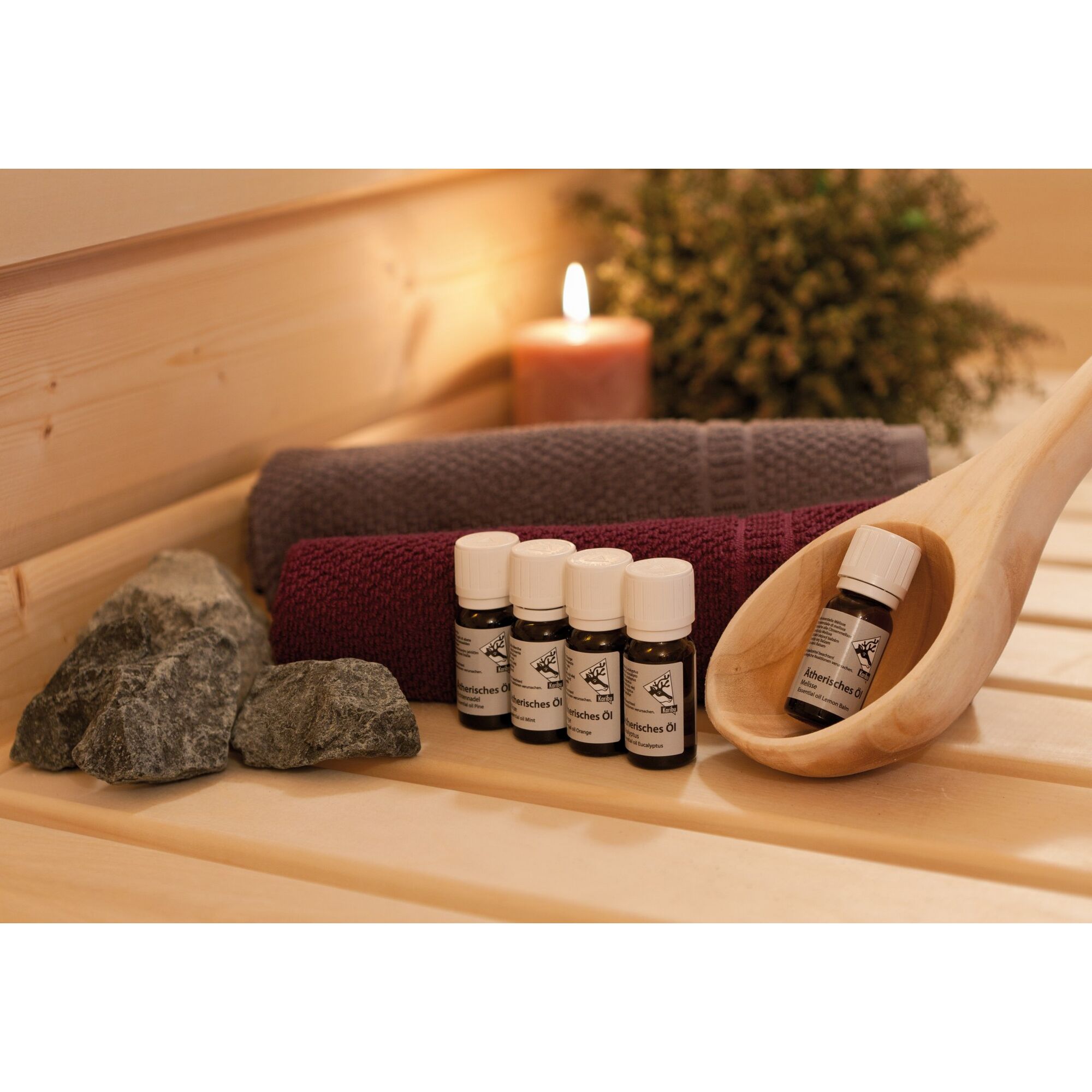 Ätherische Öle und Schöpfkelle in einer Sauna