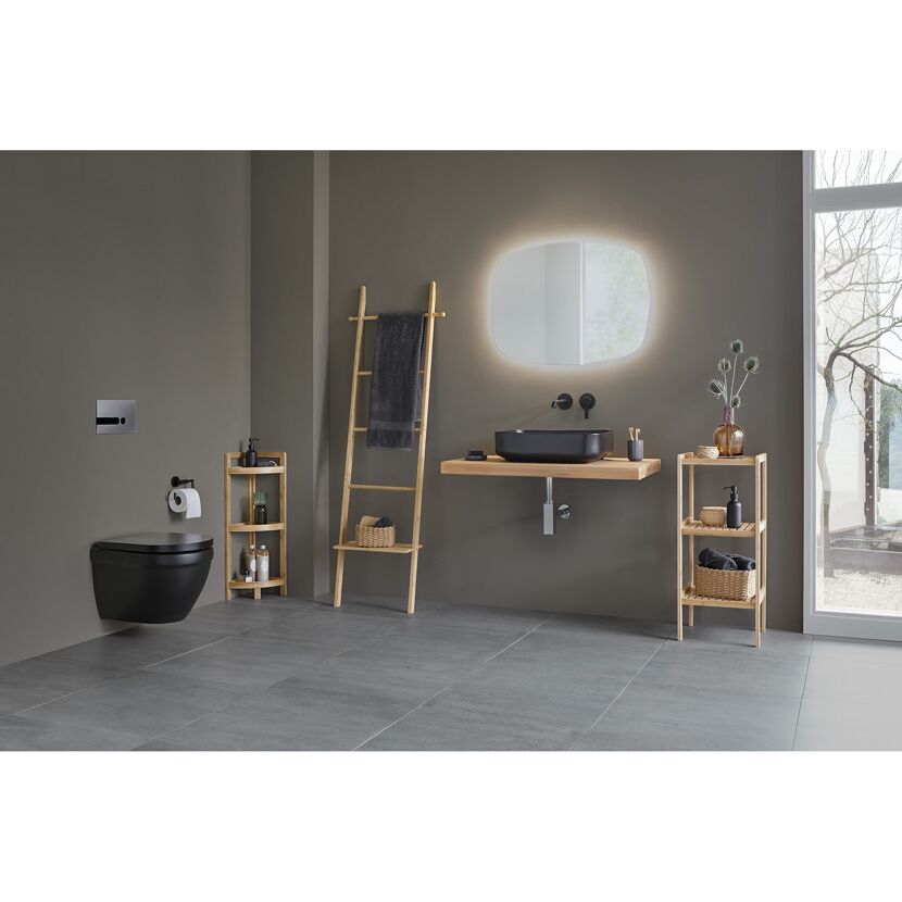 Schwarzes Hänge-WC und Holzmöbel in einem modernen Badezimmer