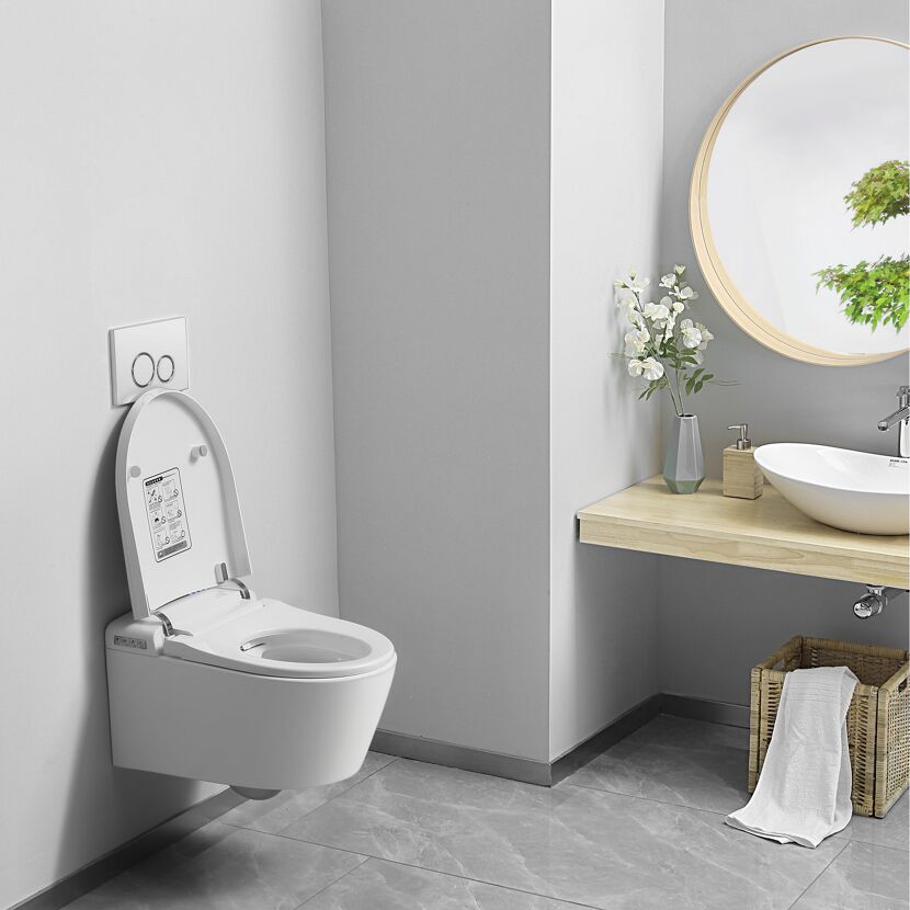 Hängendes WC mit geöffnetem Deckel