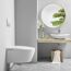 Modernes Badezimmer mit wandhängendem WC und Waschbecken