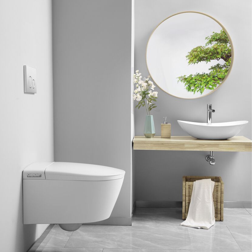 Modernes Badezimmer mit wandhängendem WC und Waschbecken