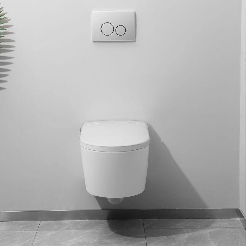 Modernes, weißes Wand-WC mit geschlossenem Deckel.
