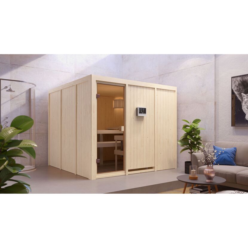 Sauna aus hellem Holz mit geöffneter Tür.