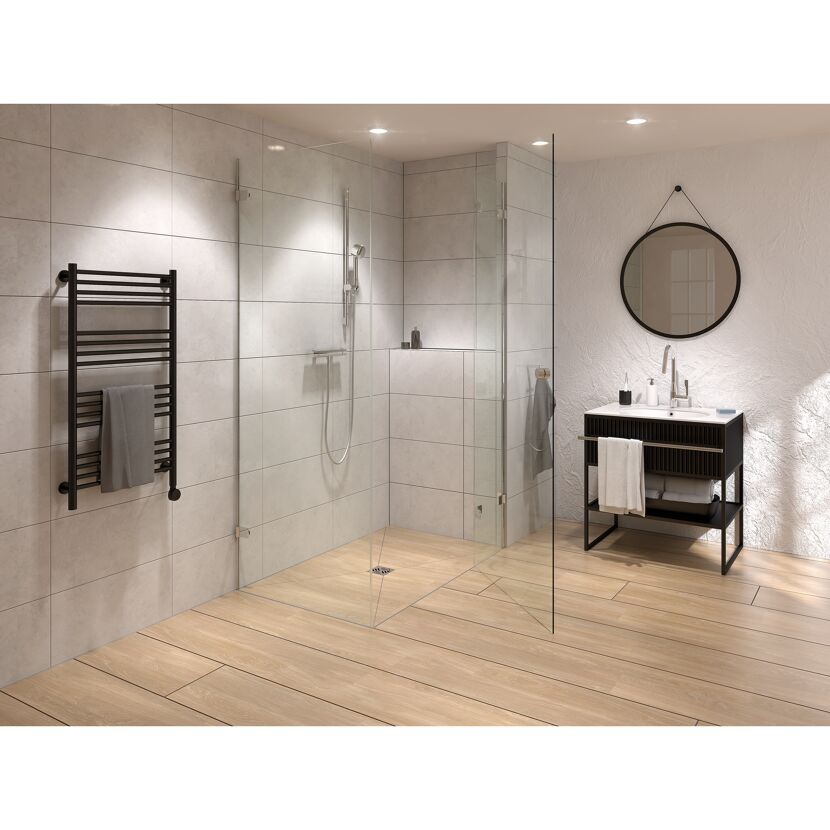 Modernes Badezimmer mit ebenerdiger Dusche