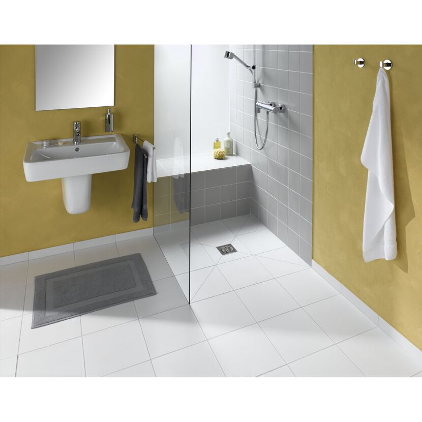 Badezimmer mit ebenerdiger Dusche und Waschbecken.