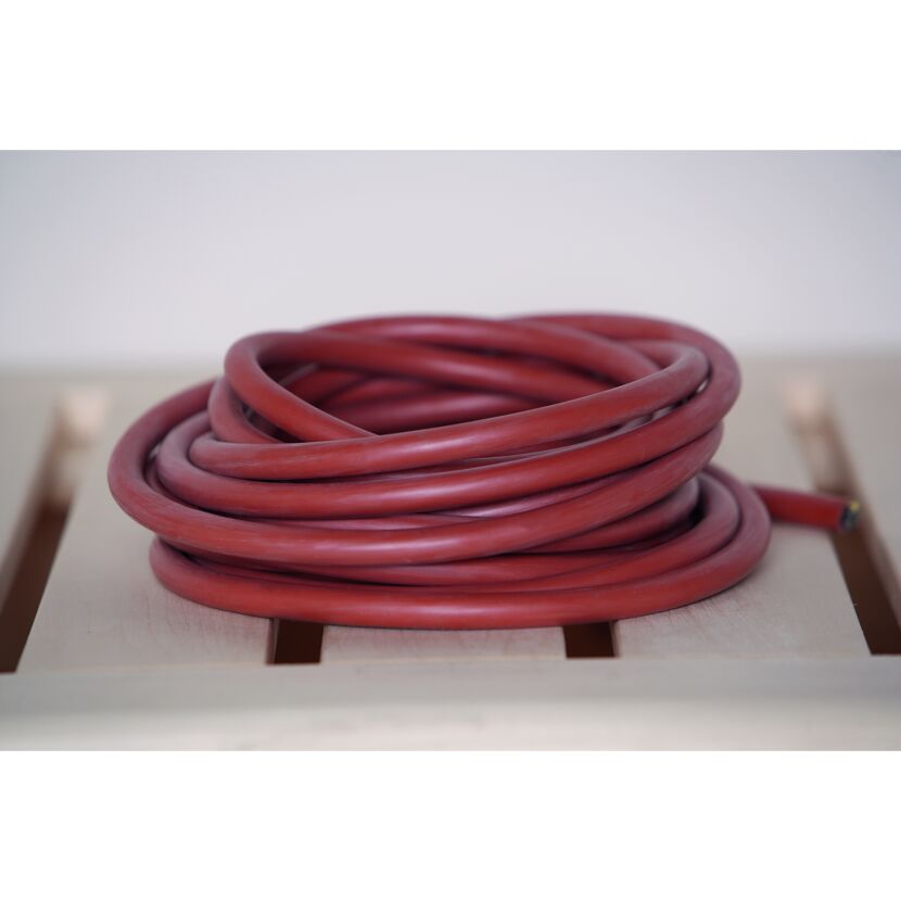 Aufgerolltes rotes Kabel