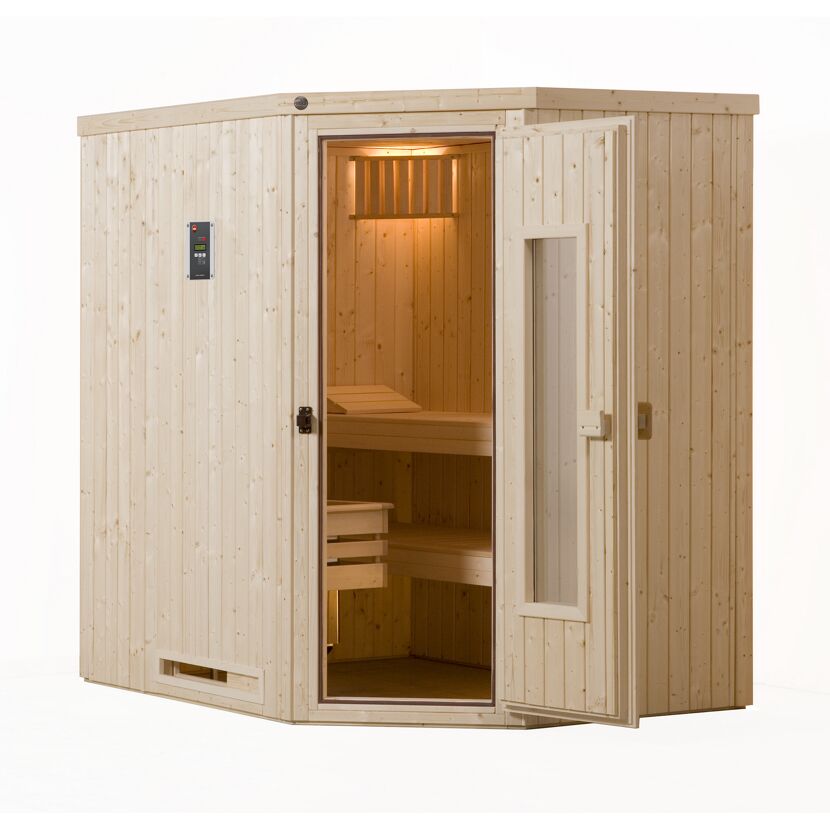 Ecksauna aus hellem Holz mit offener Tür.