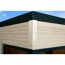 Ecke eines Gartenhauses aus hellem Holz mit dunkelgrünem Dach