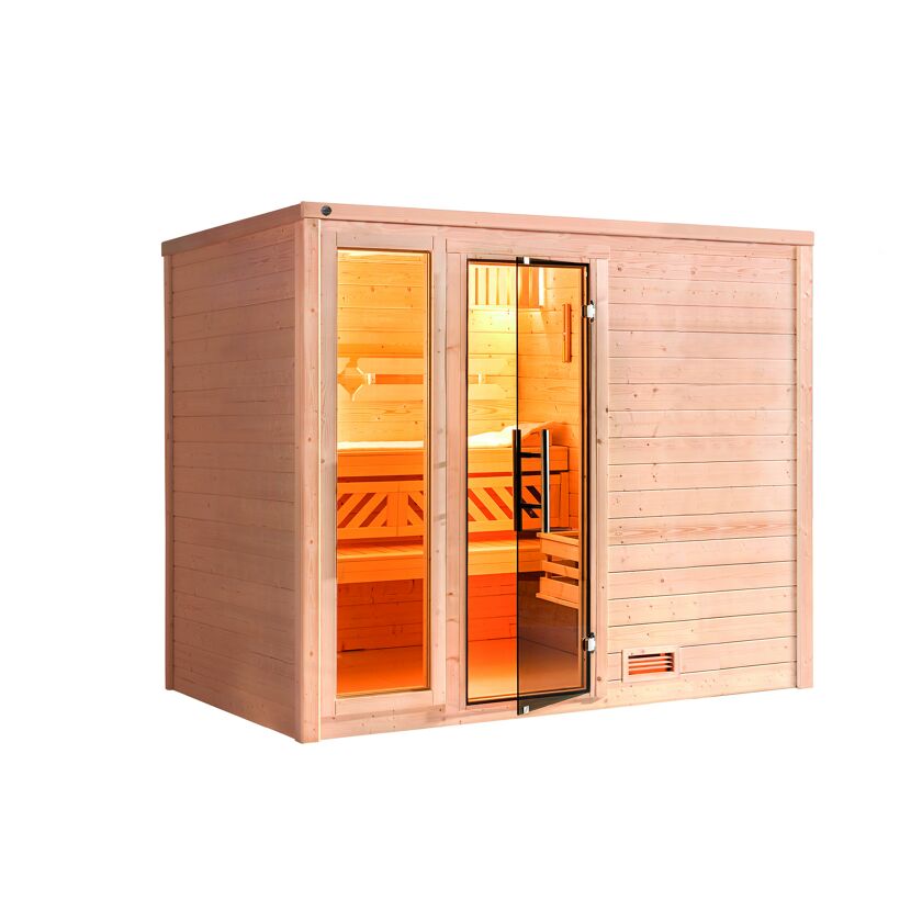 Sauna aus hellem Holz mit geöffneter Glastür.