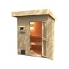 Kleine Sauna aus hellem Holz mit offener Tür.