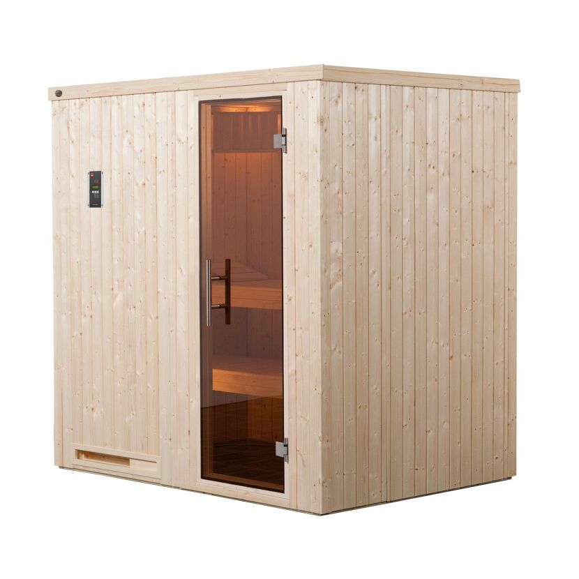 Sauna aus hellem Holz mit Glastür.