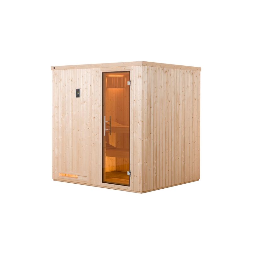 Sauna aus hellem Holz mit geöffneter Glastür.