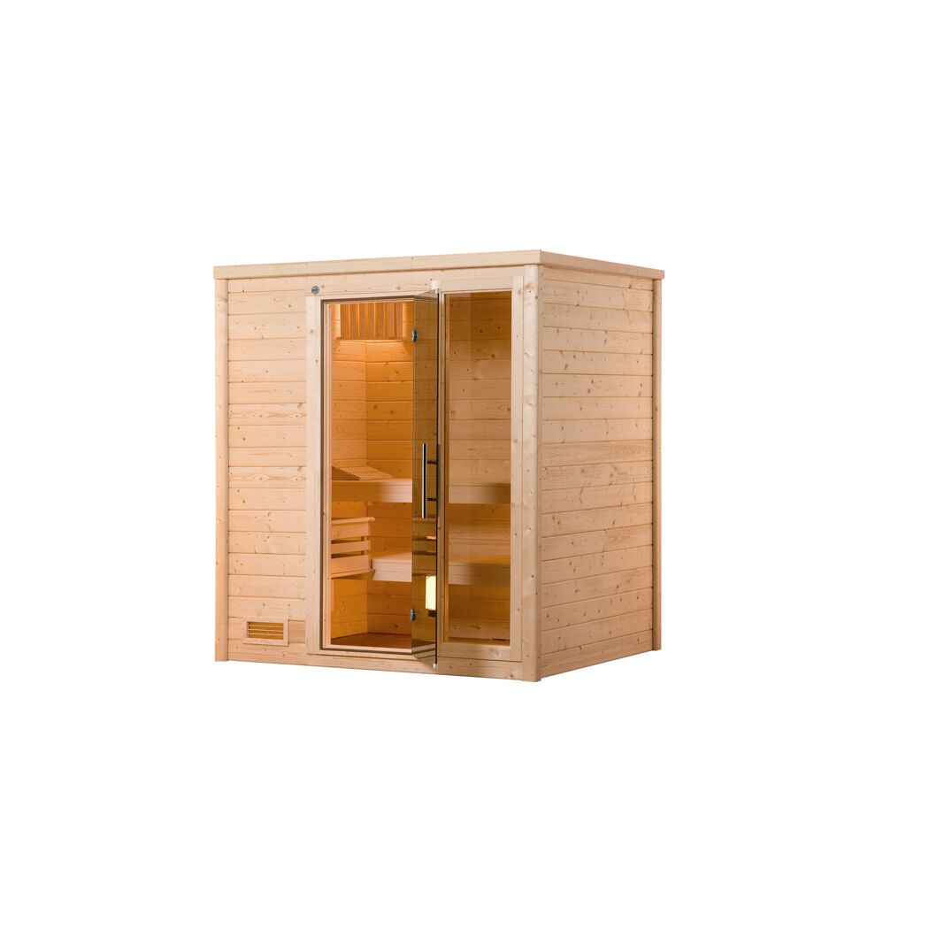 Sauna aus hellem Holz mit offener Tür