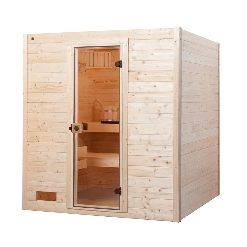 Sauna aus hellem Holz mit geöffneter Tür.