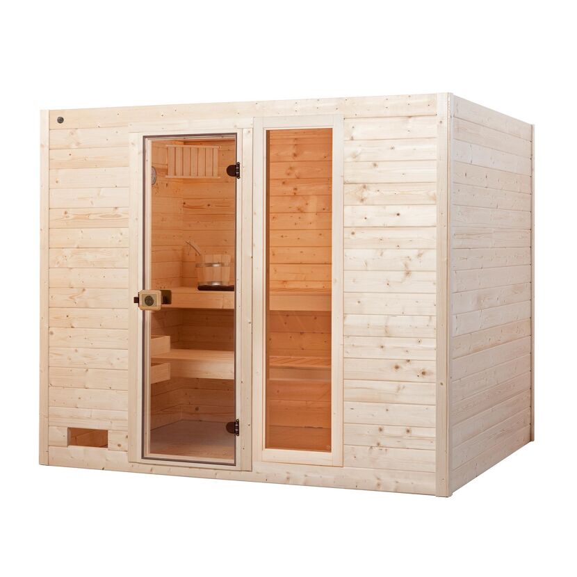 Sauna aus hellem Holz mit geöffneter Tür